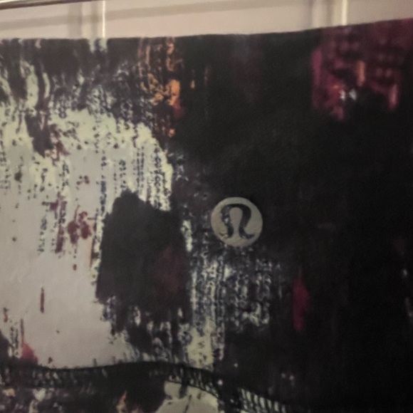 Lululemon Abstract Print Crop Leggings, size 8 - Picture 4 of 7